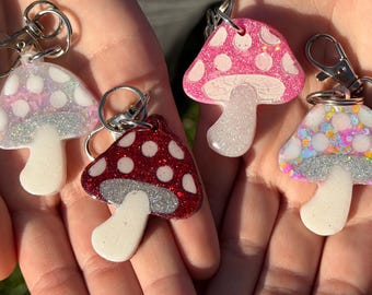 Llavero de seta Moonlight Hollow / Colgante de seta de resina con purpurina para bolso / Llavero Cottagecore / Accesorio Fairycore / Lindo regalo del bosque