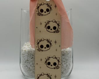 Marcapáginas de madera con diseño de calavera gótica pastel y lazo / Bonito accesorio para libros espeluznantes / Marcapáginas con estética de chicas raras / Regalo acogedor para el lector