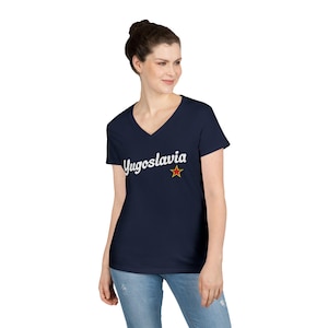 Jugoslawien Damen Shirt mit V-Ausschnitt im Retro Flaggendesign | Jugoslawische Nostalgie Tee, feminines Erbkleid, Balkan Pride Geschenk für Sie