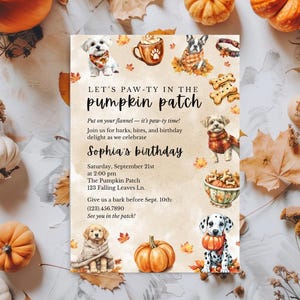 Puede incluir: Una invitación con temática otoñal con el texto "LET'S PAW-TY IN THE pumpkin patch" y "Sophia's birthday". La invitación presenta ilustraciones de perros, calabazas y hojas de otoño. El fondo es claro y texturizado.