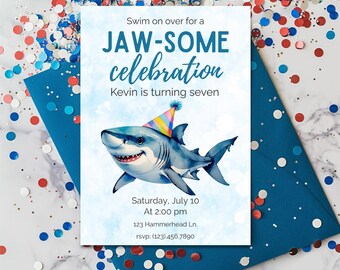 Puede incluir: Una invitación a una fiesta con una ilustración de un tiburón con un gorro de fiesta. La invitación dice "Swim on over for a JAW-SOME celebration" e incluye detalles del evento. Confeti rojo, blanco y azul rodea la invitación.