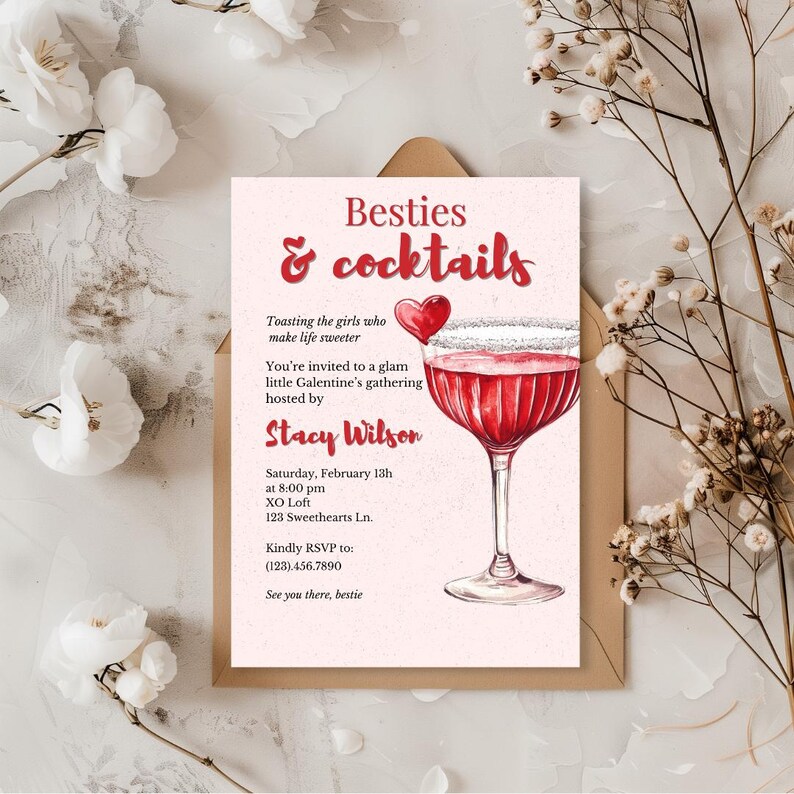 以下が含まれることがあります： 「Besties & cocktails」の赤い筆記体テキストが入ったピンク色の招待状。赤い飲み物で満たされたカクテルグラスの水彩イラストが特徴です。招待状は、Stacy Wilsonが主催するGalentineの集まり用です。