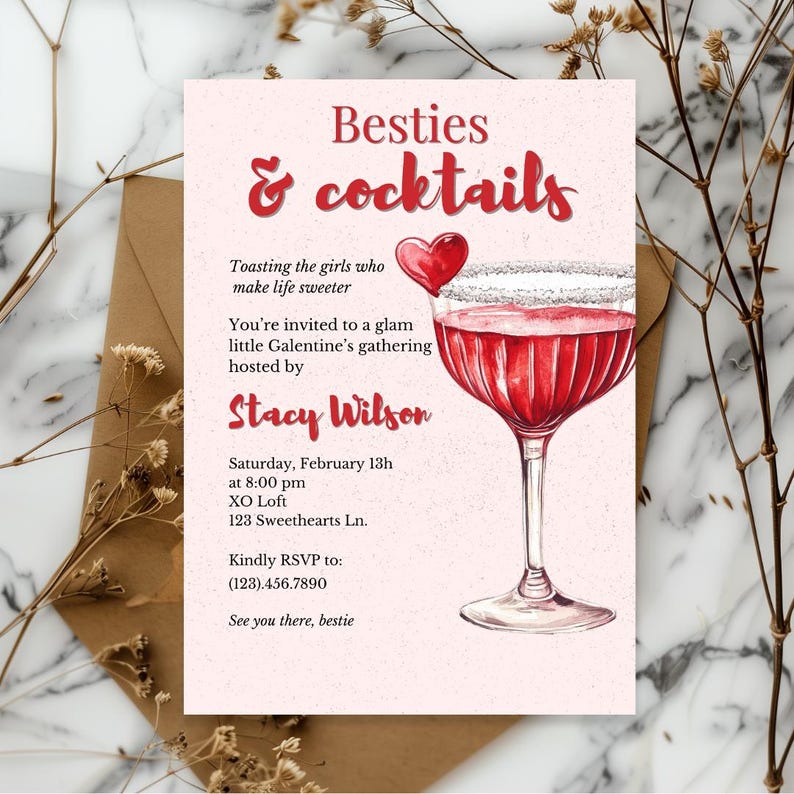 以下が含まれることがあります： 「Besties & cocktails」の赤い筆記体で書かれたピンク色の招待状。赤い飲み物とハートが入ったカクテルグラスの水彩イラストが特徴です。招待状は、Stacy Wilsonが主催するGalentine'sの集まり用です。