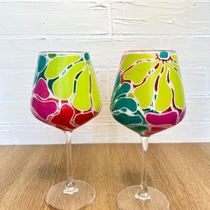 Vibrant Retro Floral Wine Glasses – Hand-Painted Set of 2 | 20 oz Stemmed Glasses | Colorful Flower Barware