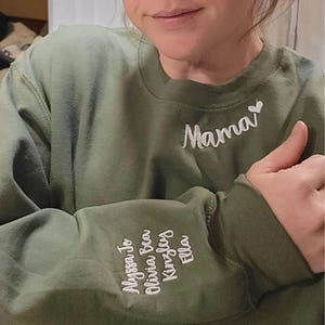 Embroidered Mama Heart Sweatshirt with Names on Sleeve, Nana Sweatshirt, Personalized Gift for Mom Christmas, Gift for New Mama