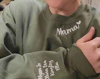 Sweatshirt coeur de maman brodé avec noms sur la manche, sweat-shirt mamie, cadeau personnalisé Noël pour maman, cadeau pour nouvelle maman