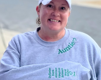 Besticktes Auntie-Sweatshirt mit den Namen der Kinder auf dem Ärmel, personalisiertes minimalistisches Geschenk für Tante oder neue Tante mit Rundhalsausschnitt oder Hoodie