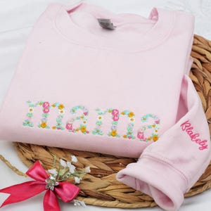 Felpa con ricamo floreale per mamma, regali di Natale personalizzati per mamma, nonna, nonna, Gigi, nonna, maglietta floreale, regalo di maglietta ricamata per la mamma