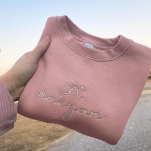 Gepersonaliseerde peutersweater met strik - custom kinderen ronde hals, geborduurde trui, babyshowercadeau, cadeau voor broers en zussen
