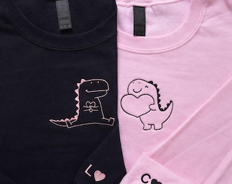 Sweat-shirts pour couple brodés dinosaures assortis, motif amour de dinosaure mignon, initiale personnalisée de la pochette, cadeau de la Saint-Valentin