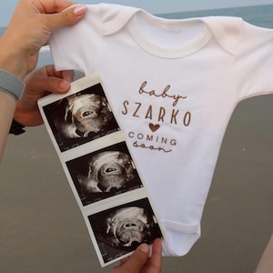Mono con nombre de bebé bordado® Mono para niña, niño / Mono con anuncio de embarazo® Mono de marca / Próximamente bebé® Mono personalizado en tonos neutros naturales®