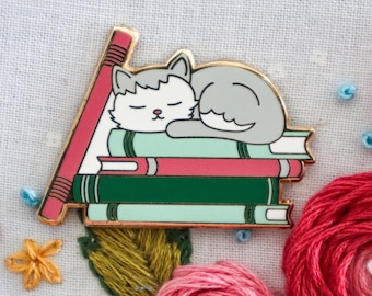Bookish Cat Magnetic Needle Minder