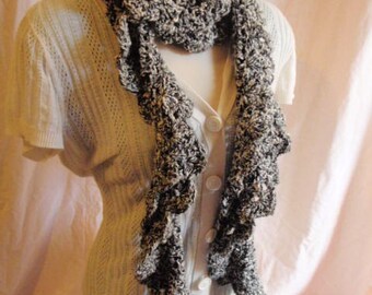 Kudo Scarf in Black and white