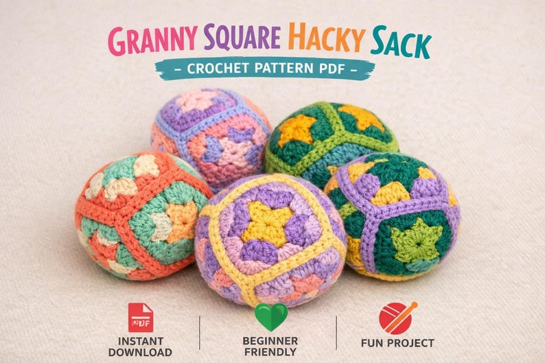 Puede incluir: Cinco coloridos sacos hacky de ganchillo en una variedad de colores, incluyendo naranja, verde, morado y amarillo. El texto "Granny Square Hacky Sack - Crochet Pattern PDF" est&aacute; en la parte superior. La imagen tambi&eacute;n incluye iconos para descarga instant&aacute;nea, principiante y proyecto divertido.