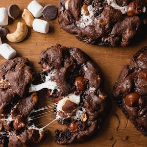 DESCARGAR LA MEJOR RECETA de galletas Rocky Road con malvaviscos y anacardos.