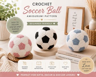 Puede incluir: Tres balones de fútbol de ganchillo con un patrón geométrico de pentágonos blancos combinados con rosa, negro o azul. El texto dice CROCHET Soccer Ball AMIGURUMI PATTERN, BEGINNER FRIENDLY y MADE WITH LOVE JUST FOR YOU, junto con iconos.
