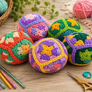 Puede incluir: Una colecci&oacute;n de bolas de ganchillo coloridas en varios colores, incluyendo rojo, verde, morado y amarillo. Tambi&eacute;n se ven ganchillos y ovillos de lana. Las bolas tienen patrones geom&eacute;tricos y probablemente est&aacute;n hechas a mano.