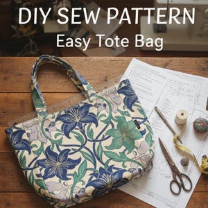 Op de afbeelding: Een bloemen draagtas met blauwe, groene en paarse leliepatronen. De tas staat op een houten oppervlak met naaispullen en de tekst "DIY SEW PATTERN Easy Tote Bag".