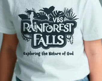 Projekt koszulki dla dzieci z obozu wakacyjnego Rainforest Falls | Koszulka dla dzieci z obozu chrześcijańskiego (pobierz pliki PDF i PNG)