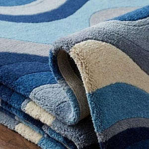 Alfombra azul ondulada, estampado abstracto de ondas, alfombra de lana azul marino y crema, textura moderna y mullida, decoración para sala de estar y dormitorio.