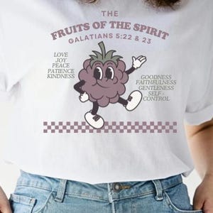 御霊の果実シャツ、クリスチャンコンフォートカラーTシャツ、聖書の一節グラフィックTシャツ、ガラテヤ人への手紙5章22節ギフト、女性用信仰シャツ