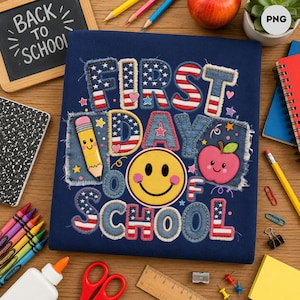 Könnte beinhalten: Ein dunkelblaues Stoffquadrat mit dem Text FIRST DAY OF SCHOOL in denim-texturierten Buchstaben mit rot-weißen Streifen und Sternen. Das Design enthält einen gelben Stift mit Gesicht, ein gelbes Smiley-Gesicht und einen roten Apfel mit Gesicht.