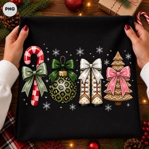 Può includere: Una t-shirt nera con una stampa grafica raffigurante un bastoncino di zucchero rosso e bianco con un fiocco verde, una pallina di Natale verde leopardata con fiocco verde, stivali bianchi con fiocco bianco e un albero marrone con fiocco rosa.