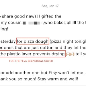 Op de afbeelding: Een screenshot van een klantbeoordeling voor een broodrijsdeksel. De tekst vermeldt het gebruik van de hoes voor pizzadeeg en benadrukt de strakke pasvorm en de plastic laag die uitdroging voorkomt. De beoordeling geeft het product vijf sterren.