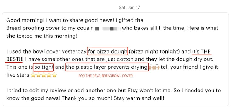 Op de afbeelding: Een screenshot van een klantbeoordeling voor een broodrijsdeksel. De tekst vermeldt het gebruik van de hoes voor pizzadeeg en benadrukt de strakke pasvorm en de plastic laag die uitdroging voorkomt. De beoordeling geeft het product vijf sterren.