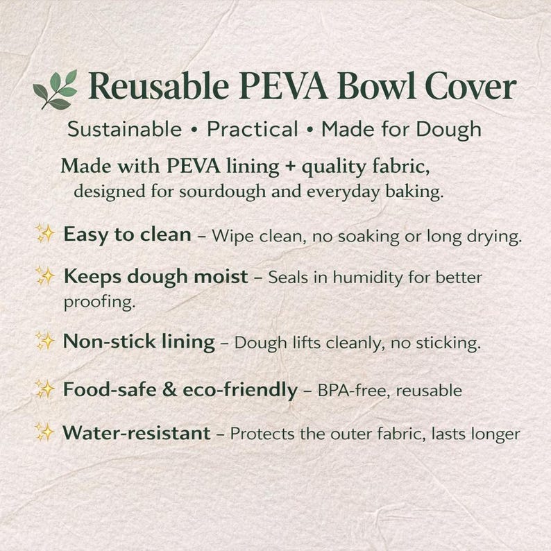 Op de afbeelding: Op een beige achtergrond staat in donkergroene tekst "Herbruikbare PEVA-komhoes". De tekst beschrijft de hoes als duurzaam, praktisch en gemaakt voor deeg. Extra tekst benadrukt kenmerken zoals gemakkelijk schoonmaken en vochtretentie.