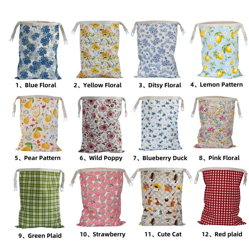 Peut inclure: Douze sacs &agrave; cordon en tissu rectangulaires pr&eacute;sentant divers motifs, notamment floral bleu, floral jaune, floral ditsy, citron, poire, coquelicot sauvage, canard myrtille, floral rose, carreaux verts, fraise, chat et carreaux rouges.
