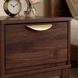 Mesita de noche moderna de mediados de siglo en nogal, mesa auxiliar retro con cajones, muebles pequeños de madera para dormitorio. imagen 10