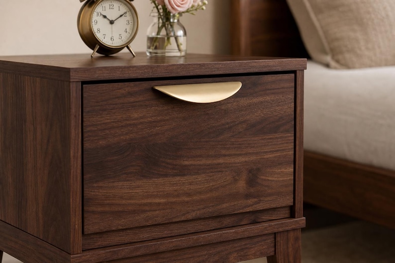 Mesita de noche moderna de mediados de siglo en nogal, mesa auxiliar retro con cajones, muebles pequeños de madera para dormitorio. imagen 10