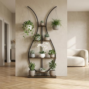 Puede incluir: Estantería para plantas de metal negro y madera con varias plantas en macetas. La estantería tiene un diseño curvo único con múltiples niveles y macetas colgantes. Las plantas incluyen suculentas, helechos y orquídeas.