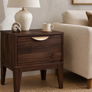 Mesita de noche moderna de mediados de siglo en nogal, mesa auxiliar retro con cajones, muebles pequeños de madera para dormitorio. imagen 3