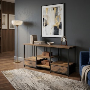 Mobile porta TV rustico industriale con stazione di ricarica, consolle multimediale con cassetti in tessuto.