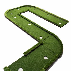 Puede incluir: Un green de golf artificial verde con un dise&ntilde;o curvo en forma de S. El green tiene varios hoyos blancos y est&aacute; bordeado por un borde verde m&aacute;s oscuro. El green est&aacute; dise&ntilde;ado para la pr&aacute;ctica del golf en interiores o exteriores.