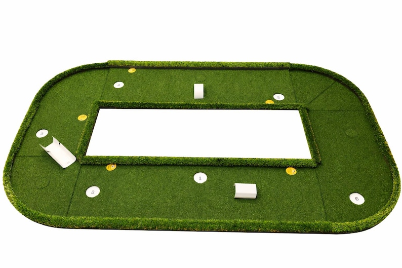 Puede incluir: Una alfombra de putting verde con un recorte rectangular en el centro. La alfombra tiene un borde curvo e incluye marcadores blancos y amarillos, y dos bloques blancos. Dise&ntilde;ado para la pr&aacute;ctica de golf.