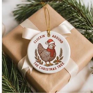 Adorno de pollo, cloqueando alrededor del árbol de Navidad, regalo navideño para amantes de los pollos, regalo para amantes de las aves, decoración navideña divertida de estilo rústico.