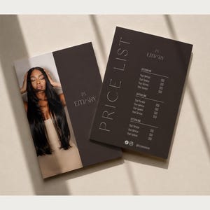 Op de afbeelding: Twee rechthoekige donkerbruine prijslijstkaarten met witte tekst. Eén kaart bevat een foto van een persoon met lang donker haar en een beige top. De andere kaart toont de tekst PRICE LIST, EMORY en diverse servicecategorieën.