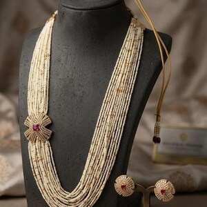 Collar largo de perlas multicapa con broche lateral, Rani Haar para bodas, collar con colgante de piedra rubí rosa, conjunto largo de novia indio de diseño