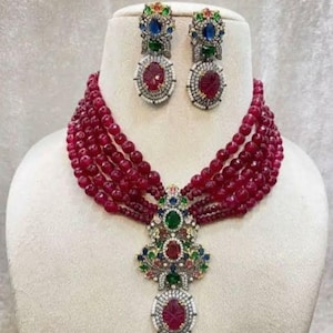 Sabyasachi-inspirerat rubinrött halsbandsset med lager av pärlor, indiskt brudchoker, Navratna-hänge med flera stenar, viktorianska snidade örhängen i present