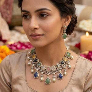 Parure de collier ras-de-cou Kundan multicolore en pierres précieuses, ornée de boucles d'oreilles assorties | Bijoux royaux indiens, style bohème chic pour la mariée