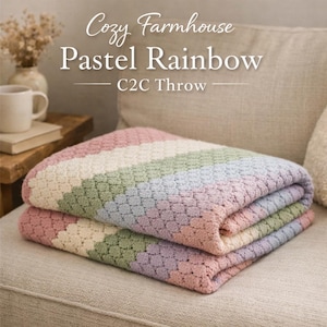 Può includere: Una coperta C2C arcobaleno pastello piegata. La coperta presenta strisce rosa, crema, verdi e lavanda. Il testo "Cozy Farmhouse Pastel Rainbow C2C Throw" è nella parte superiore dell'immagine.
