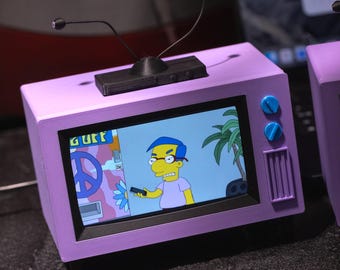 アクション5インチミニ白黒テレビ - カーアダプター付属 - 動作中