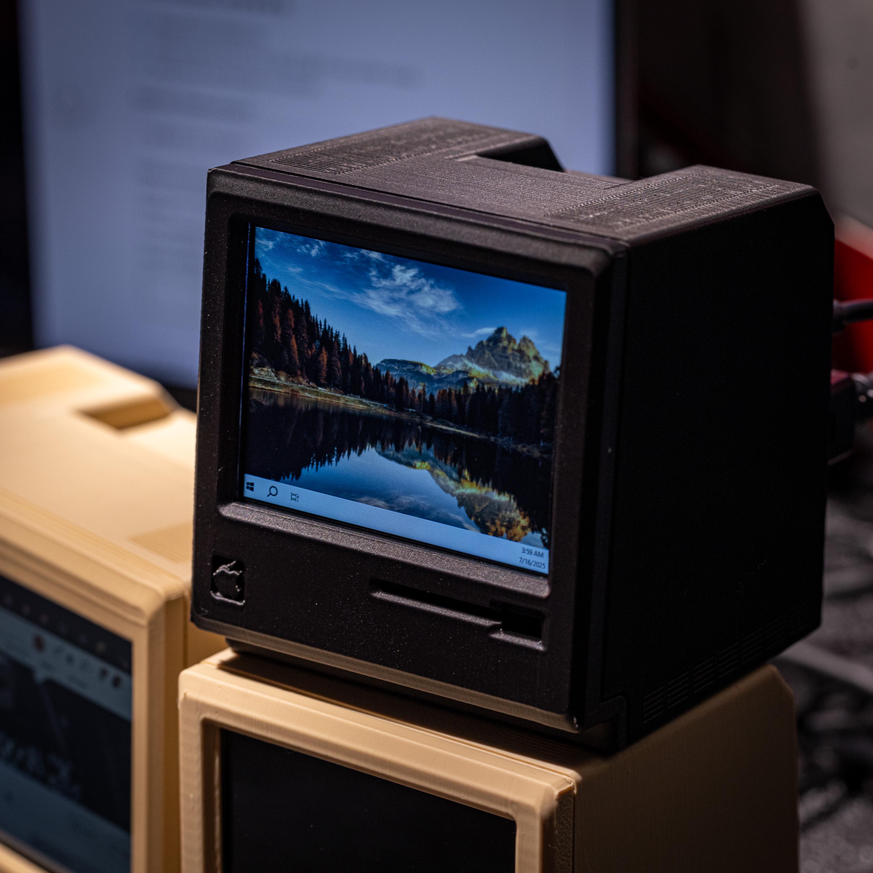 レトロなApple MacintoshスタイルのミニモニターとHDMIアダプター付き