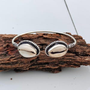 2 Braccialetti in argento con conchiglie di ciprea / Bracciale tribale fatto a mano / Gioielli da spiaggia Boho / Gioielli in argento sterling 925 / Regalo per lei