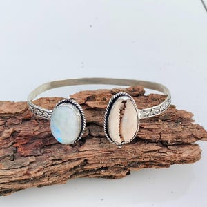 Bracciale in argento con conchiglia di ciprea e pietra di luna / Bracciale tribale fatto a mano / Gioielli da spiaggia Boho / Gioielli in argento Sterling 925 / Regalo per lei