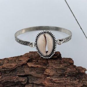 Bracciale in argento con conchiglia di ciprea / Bracciale fatto a mano / Bracciale tribale / Gioielli da spiaggia Boho / Gioielli in argento sterling 925 / Regalo per lei