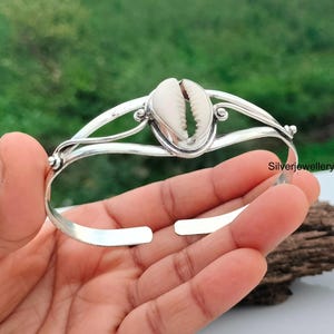 Bracciale in argento con conchiglia di ciprea / Bracciale tribale fatto a mano / Gioielli da spiaggia Boho / Gioielli in argento sterling 925 /